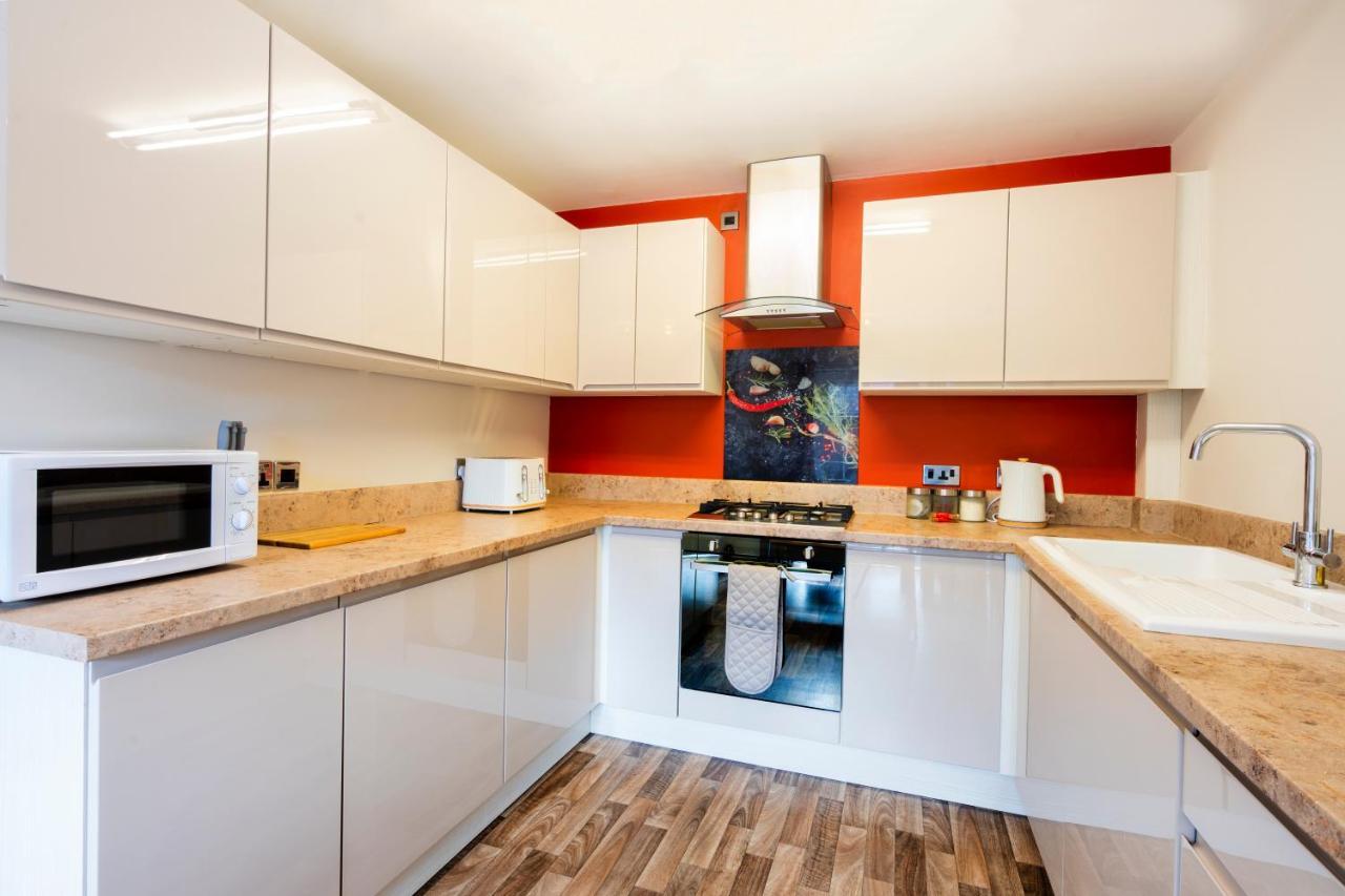 Bright & Modern 4 Bedroom Townhouse Stafford Exterior photo
